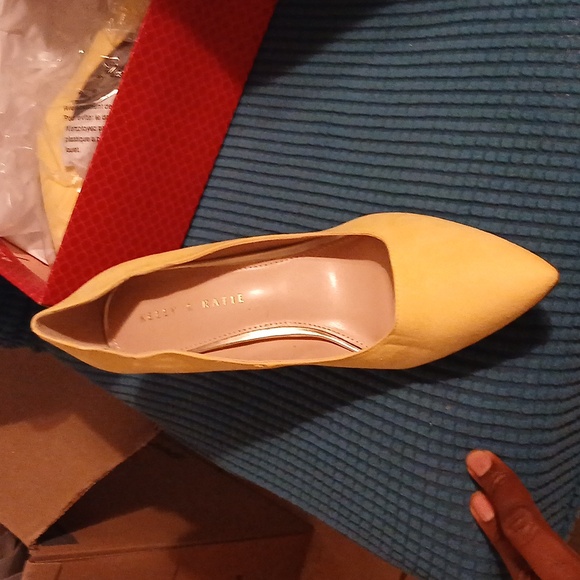 Lemon colored micro suede Kelly &Katie high heels - Picture 3 of 4